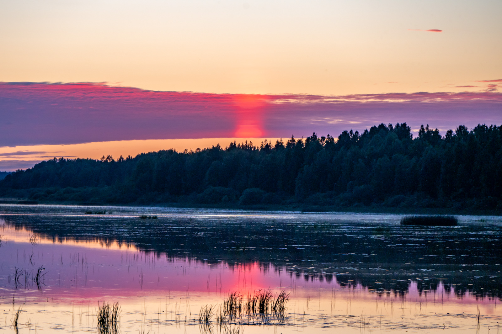 Auringonpilari auringon laskiessa