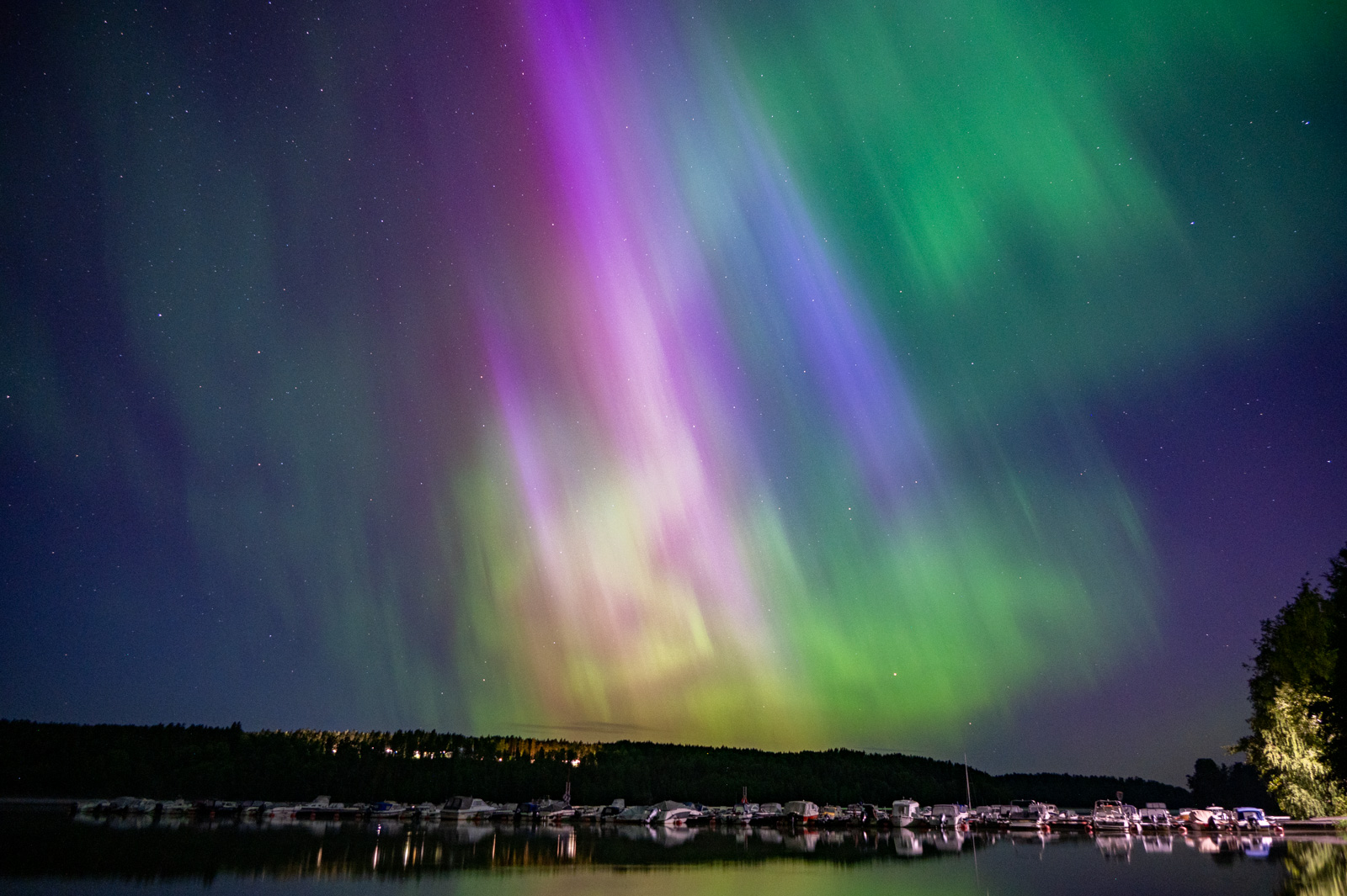Kuva revontulista järven yllä